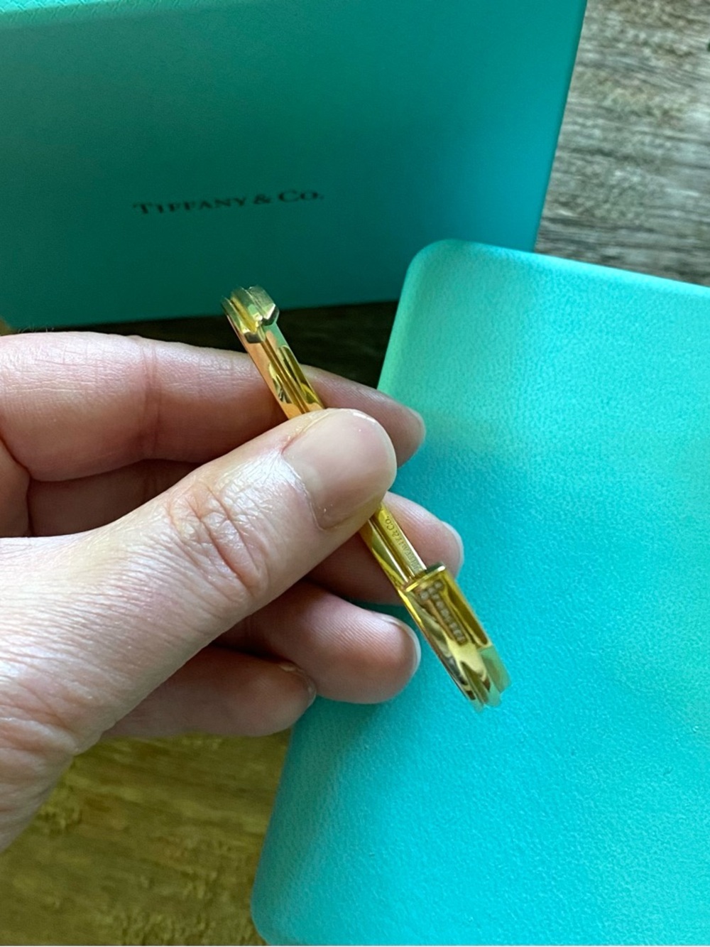 TIFFANY & CO. - 18 Carat Yellow Gold and Diamond Key
T Cuff with Leather Box - Picture 12 of 16